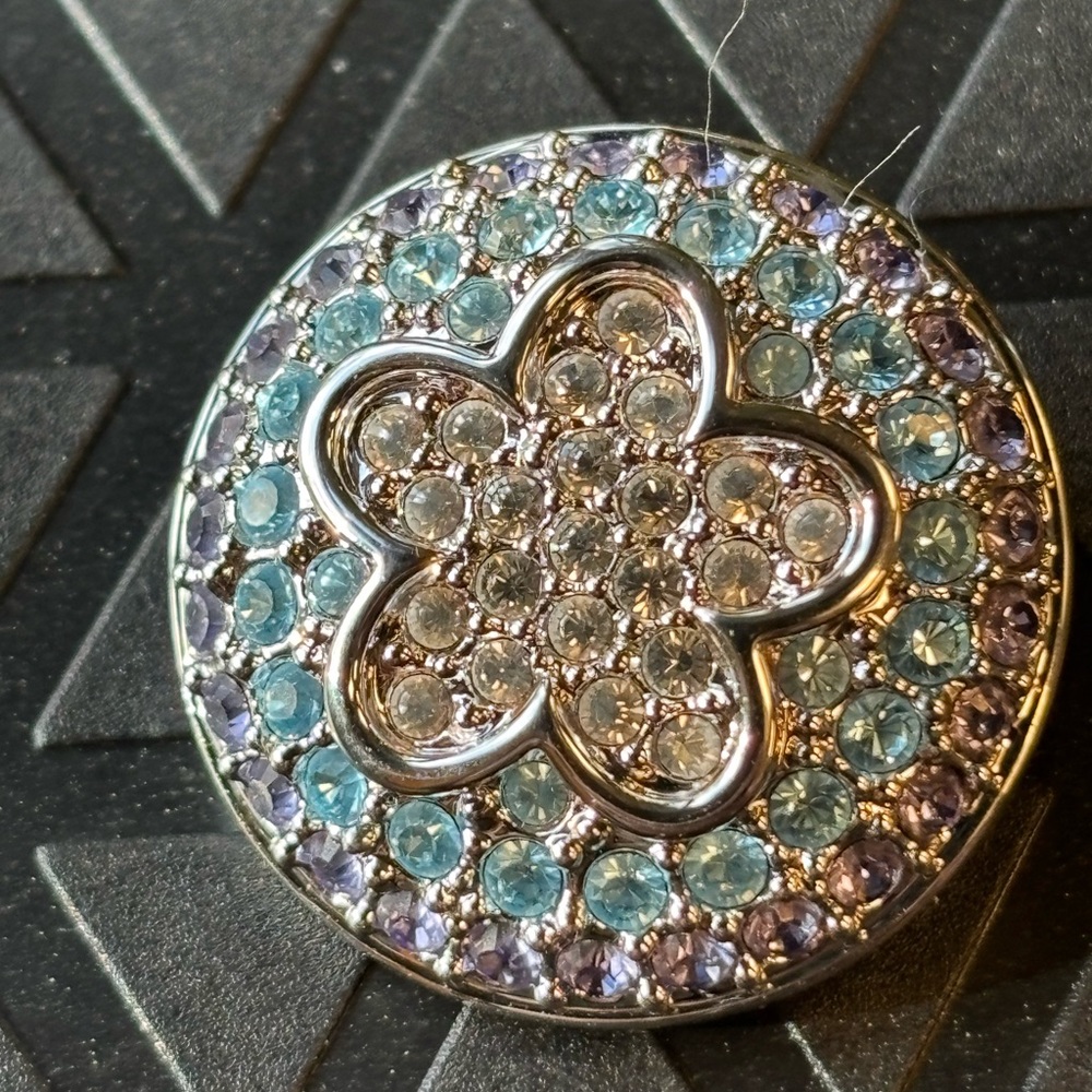 Elegant Swarovski vintage Silver, Blue & amethyst Crystal Flower Brooch. NWOT.